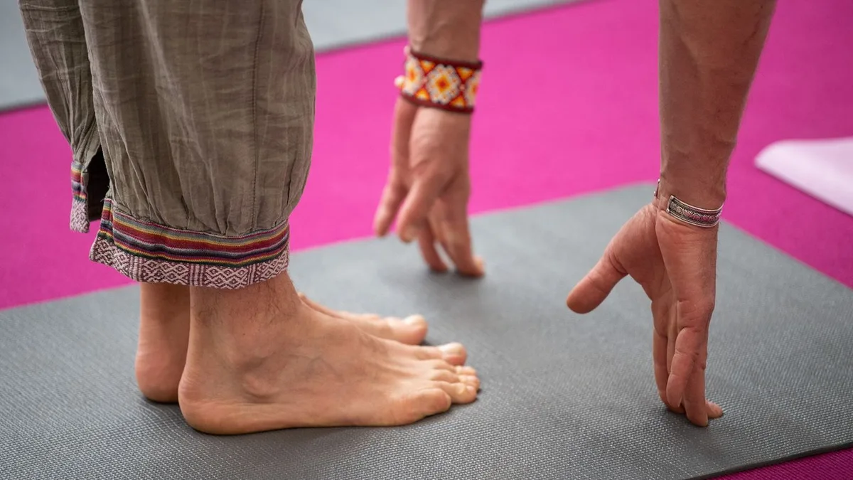 Entspannung auf der Reeperbahn: Kostenloses Yoga - Spielbudenplatz wird zum Mattenmeer