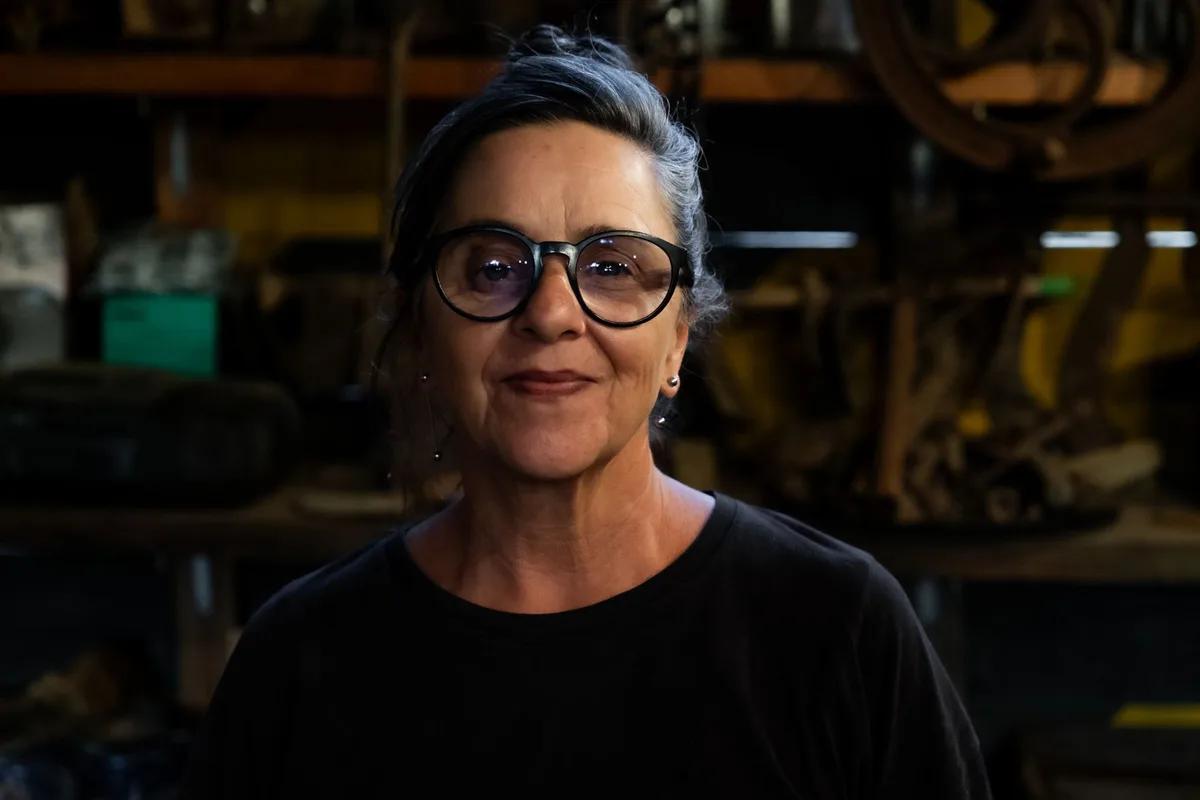Chumbo, bronze e inox: exposição gratuita no MAES celebra 40 anos de arte de Rosana Paste