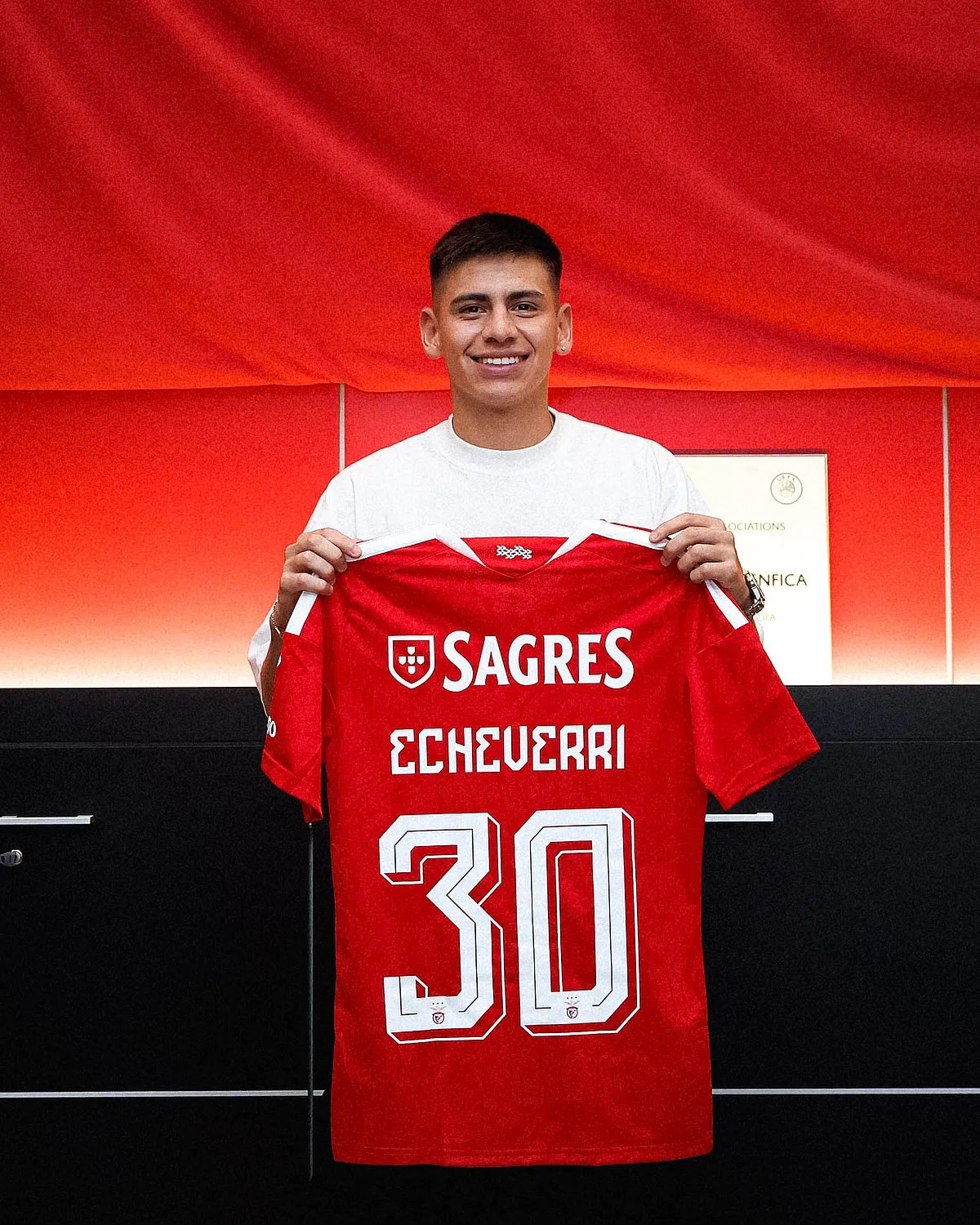 Echeverri é reforço do Benfica por empréstimo do Manchester City e Tomás Araújo renova até 2031