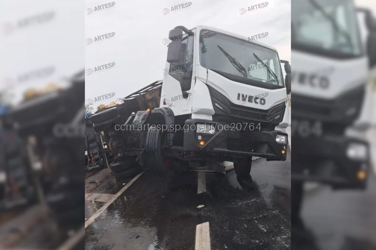 Carreta com carga de congelados tomba e interdita Raposo Tavares em Rancharia