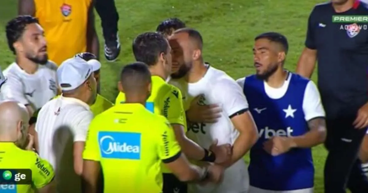 Arthur Cabral cobre a boca durante discussão e é expulso de acordo com 'Lei Vini Jr'; assista