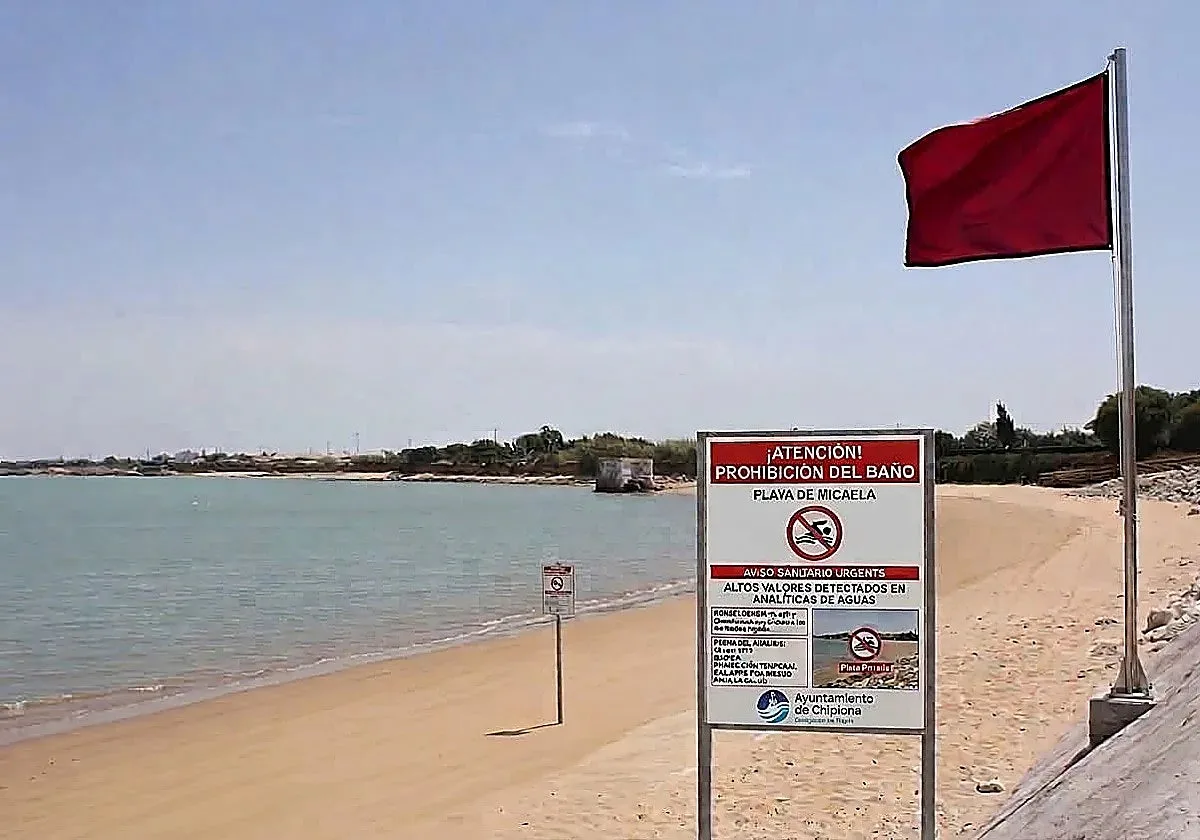 El Ayuntamiento de Chipiona apunta a un posible vertido ilegal como causa del cierre de las playas