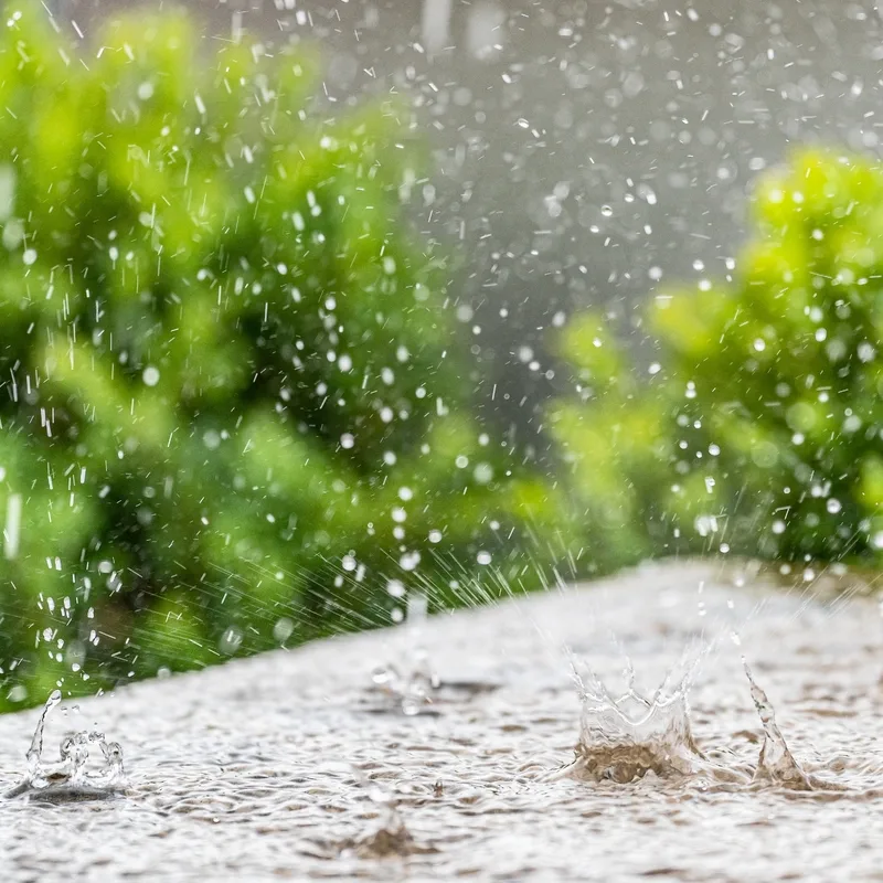 Actualité : Transformer des gouttes de pluie en électricité : des chercheurs inventent un générateur inédit, flottant et compact