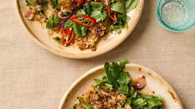 Salat aus knusprigem Kräuterreis, Schalotten und Zitronengras: Rice Crispies? Crispy Rice!