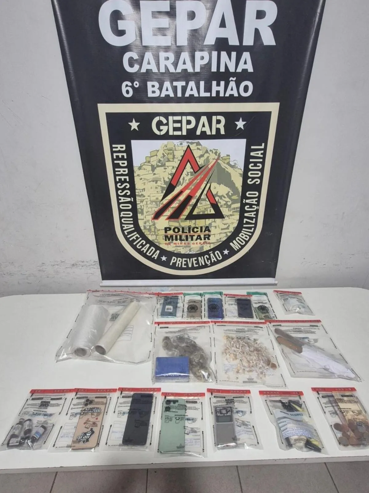 Polícia encontra droga escondida em cano de esgoto durante cumprimento de mandado em Governador Valadares; VÍDEO