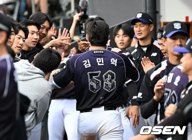 [사진]동점 득점에 환호하는 KT