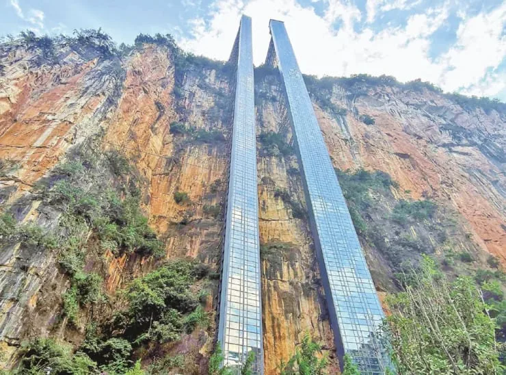 La aldea china donde los niños dejaron de escalar una montaña de 300 metros para ir al colegio gracias a dos ascensores