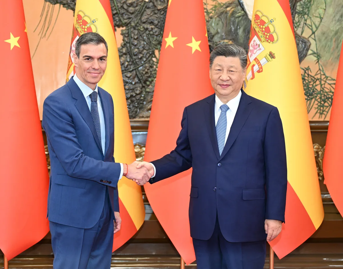 La Chine installe ses usines en Europe : "Plus on s’éloigne de Bruxelles, moins Pékin est un rival"