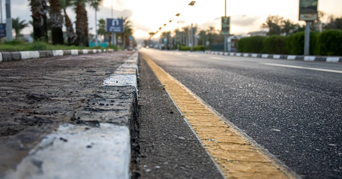 Texas vierte 4,5 toneladas de plástico reciclado en una carretera para revertir un grave problema con las olas de calor