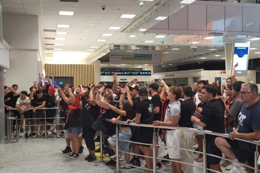 Elye Wahi, prêté par Francfort, accueilli par de nombreux supporters à l'aéroport de Nice
