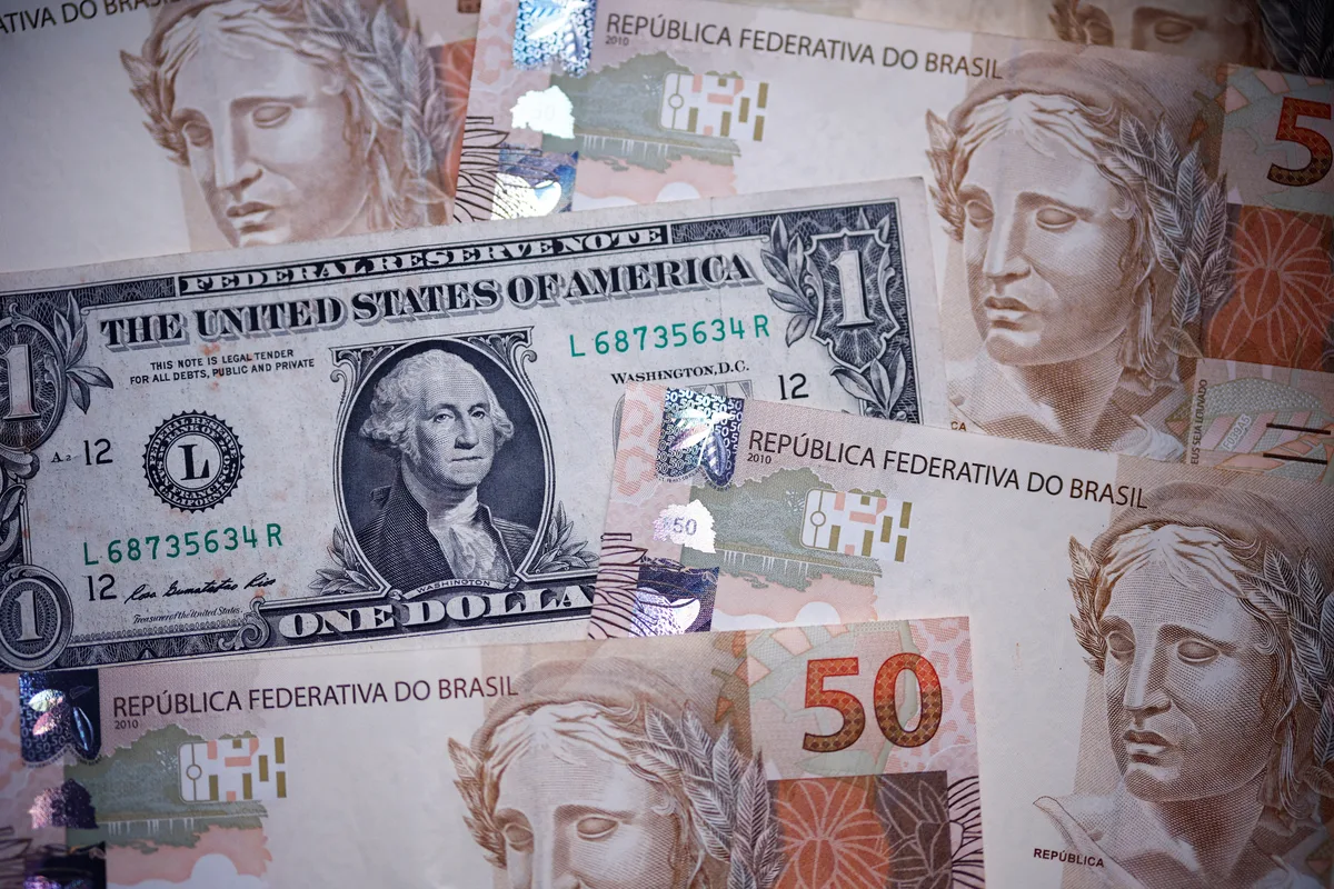 Dólar abre em alta, de olho em petróleo e dados de atividade nos EUA