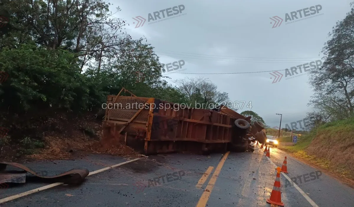 Caminhão canavieiro tomba e interdita faixa de rodovia no interior de SP