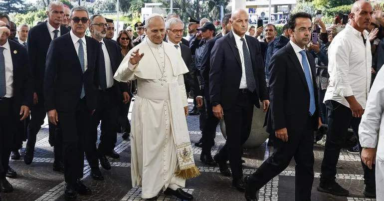 Como o Papa continua a governar a Igreja estando internado
