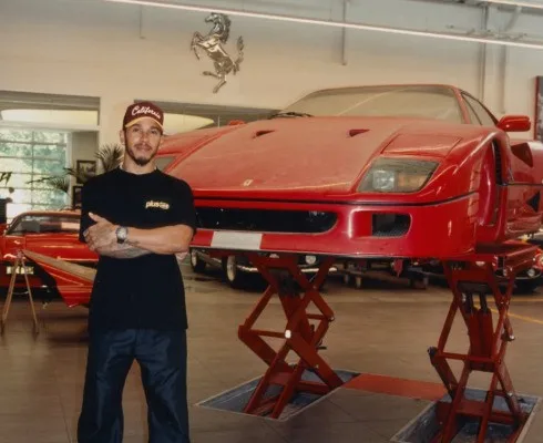 Lewis Hamilton realiza sonho de criança e restaura Ferrari rara, parada há 30 anos