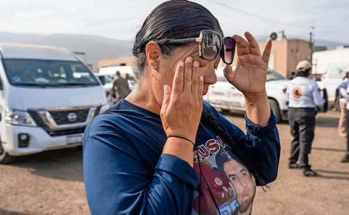 Convierten basurero en fosa; madres buscadoras excavan toneladas para encontrarlos