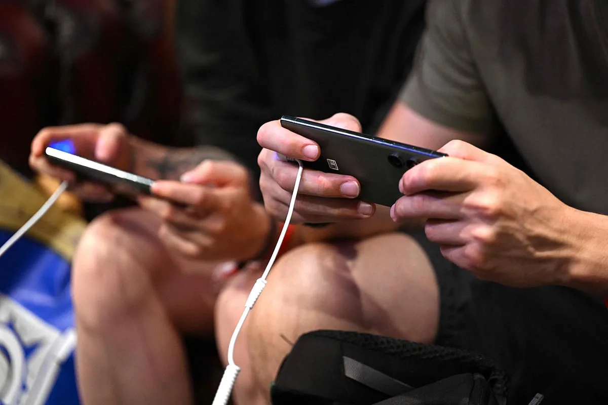 Mais ecrã, melhor raciocínio? Estudo de oito anos desafia dogma digital na adolescência