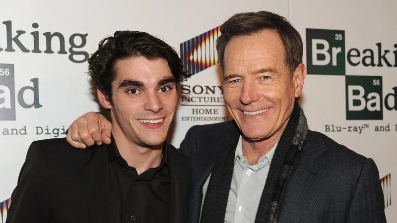 "Tu vas me manquer, mon garçon": l'hommage "déchirant" de Bryan Cranston après la mort de RJ Mitte, son "adorable fils" de la série "Breaking Bad"