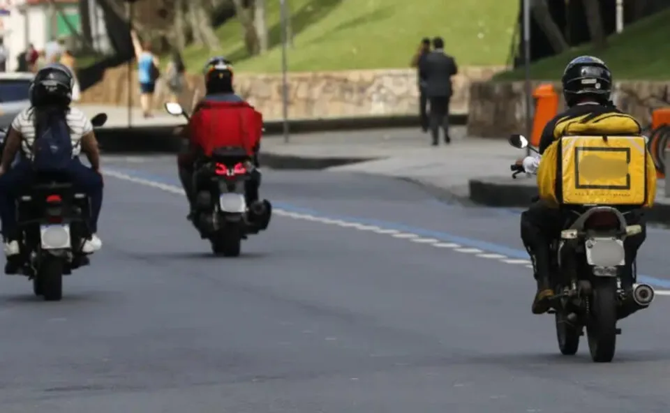 Motoboy espera cliente debaixo de chuva, conclui a entrega e relata que consumidor sequer agradeceu