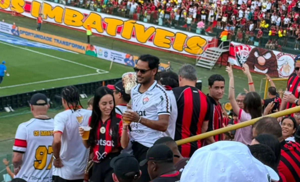 Após prisão por tráfico, ex-Vitória reaparece no Barradão em BaVi