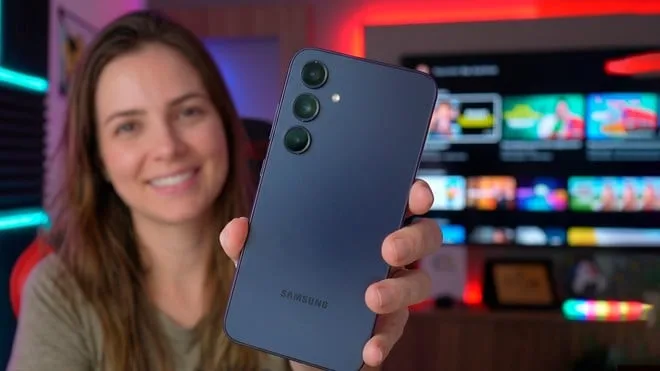 Galaxy S25 em oferta: top de linha compacto com 12 GB de RAM e câmera tripla derrete de preço
