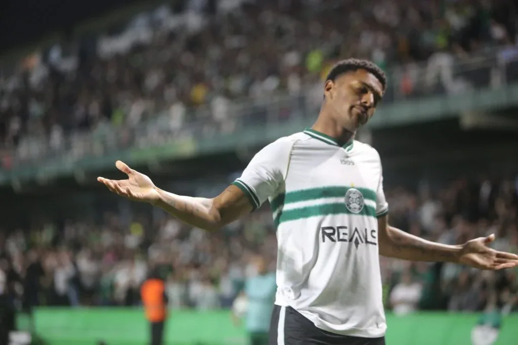 Atacante do Coritiba troca a Série B pelo futebol europeu
