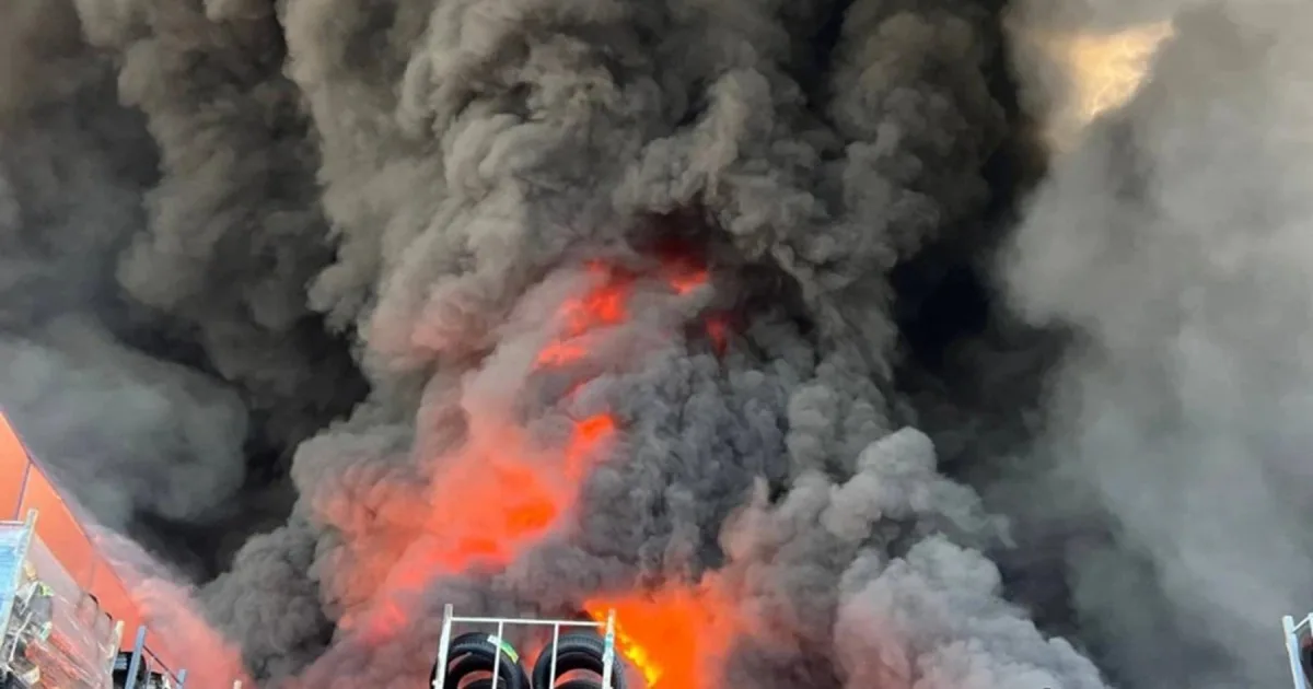 Ataque letal en Ucrania: murieron 37 personas cerca de Kiev y Zelenskyy investiga la explosión de un almacén