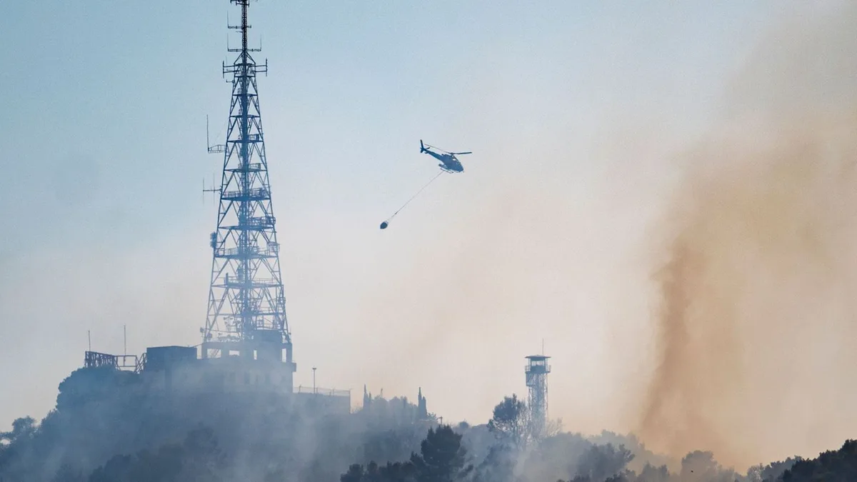 Erste Häuserzeilen geräumt: Waldbrand am Stadtrand von Barcelona