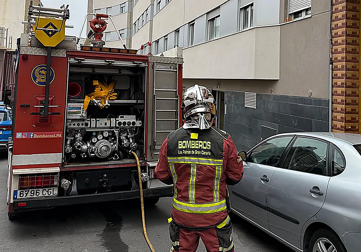 Detenido por provocar un incendio en un edificio con vecinos dentro por no darle «algo para fumar»