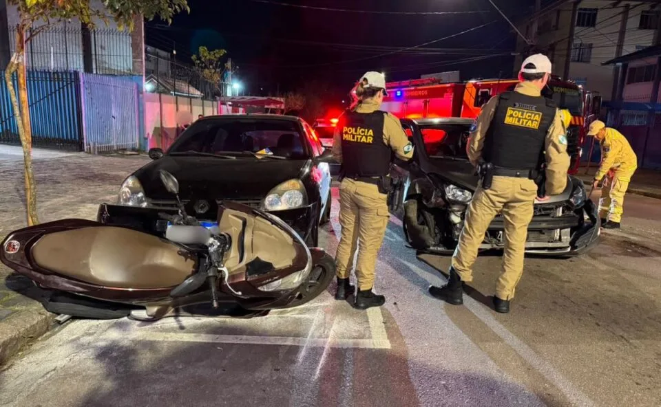 Mulher capota carro, atinge veículos estacionados e relata possível crise de hipoglicemia, no Rebouças, em Curitiba