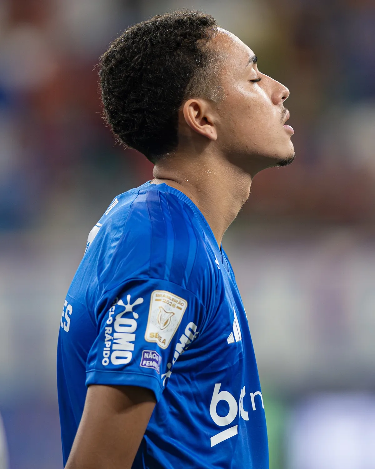 Pivô de litígio com Athletico, lateral perde espaço no Cruzeiro após fase "curinga" com Artur Jorge