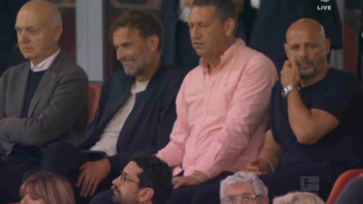 Hingucker auf der Tribüne - Wer war der Riese neben Klopp?