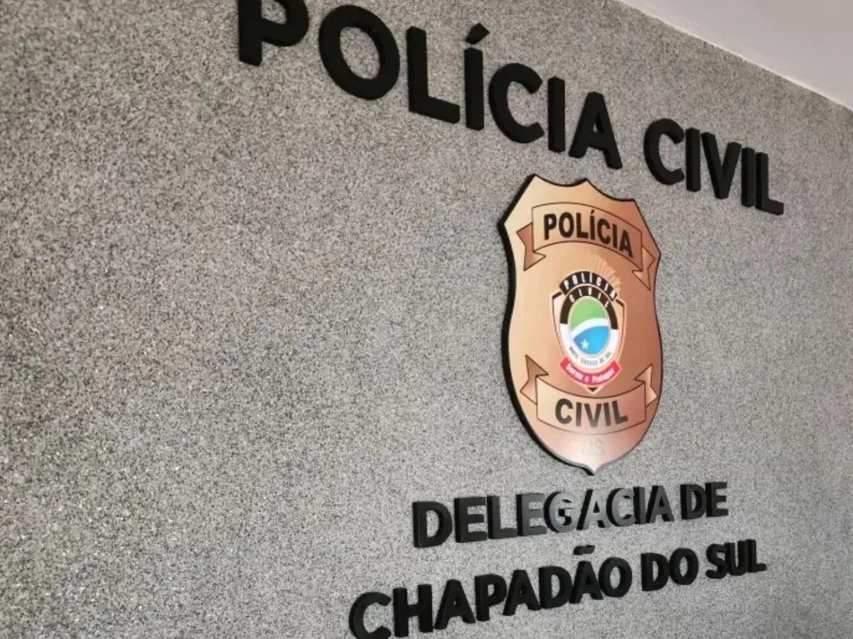 Suspeito obriga adolescente de 12 anos a esconder arma de assassinato para tentar escapar da polícia