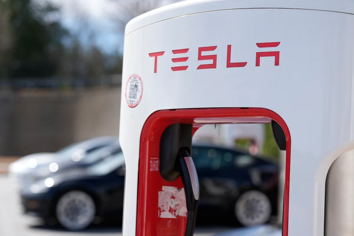 Tesla enfrenta julgamento por suposta discriminação contra trabalhadores negros