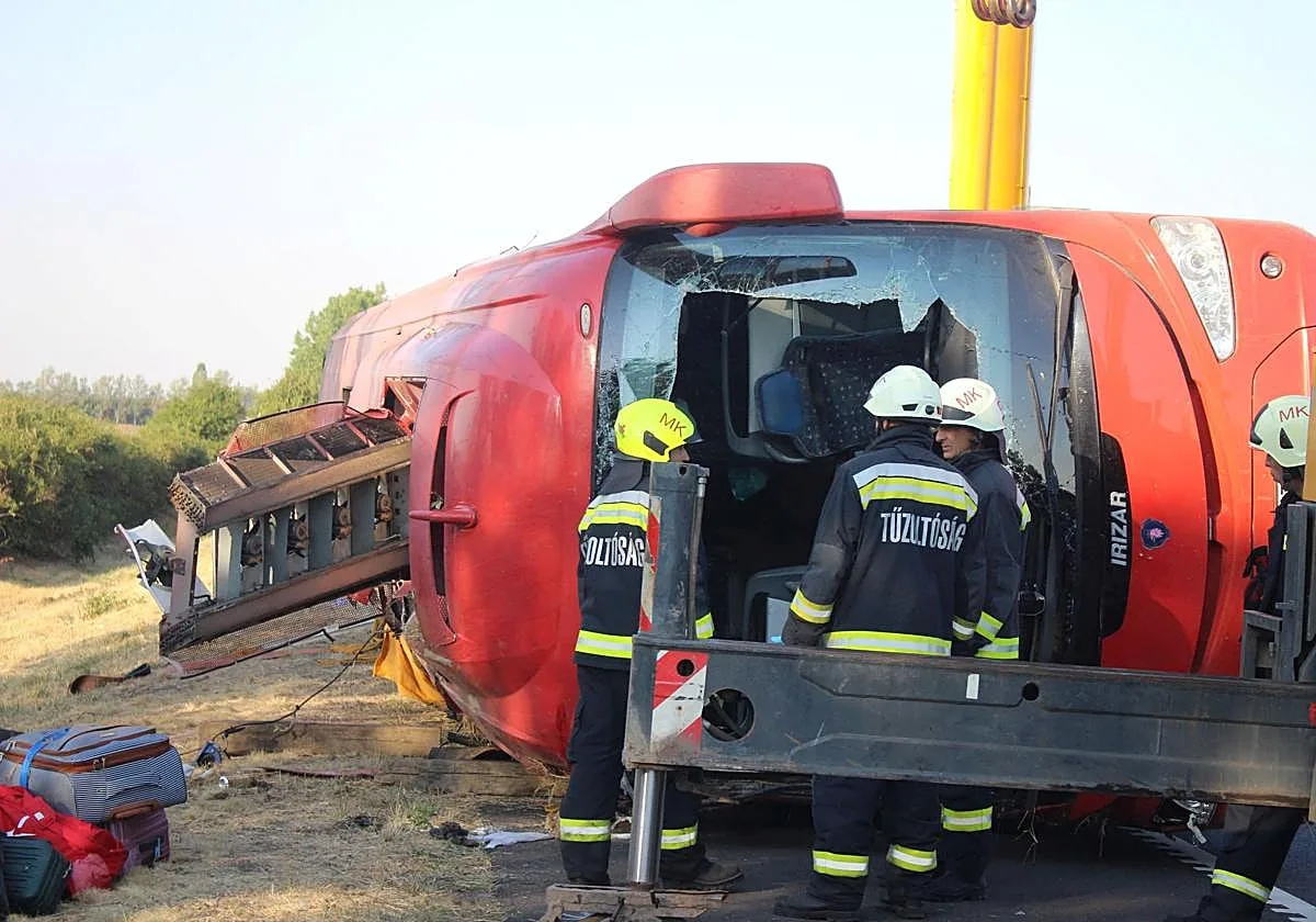 Al menos doce muertos y casi 50 heridos al volcar un autobús en Hungría