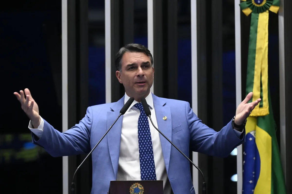 Flávio Bolsonaro pede renúncia de Moraes após decisão contra Eduardo