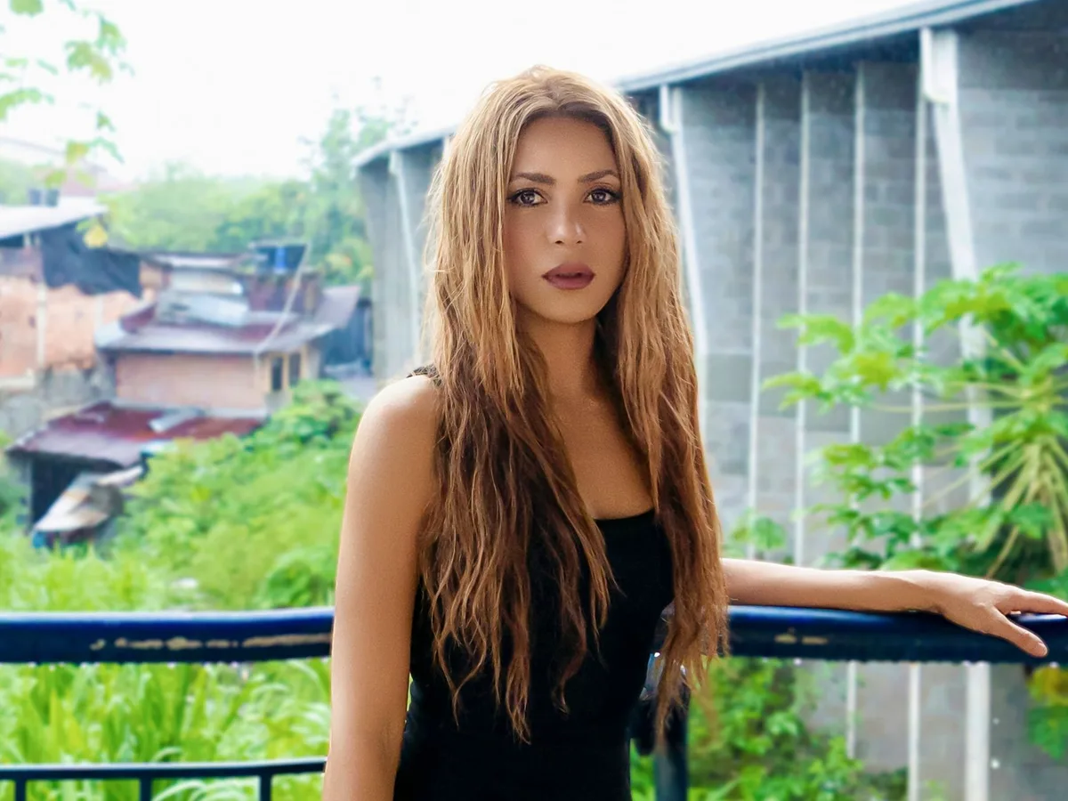 Las imágenes más emotivas de Shakira al reencontrarse con un grupo de niños entre las ruinas de un colegio en Colombia