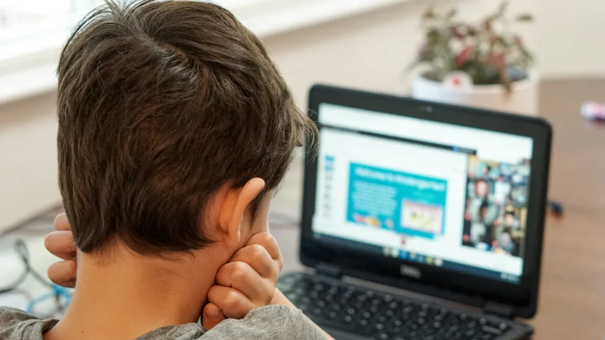 União Europeia propõe barrar menores em redes sociais, jogos online e chatbots