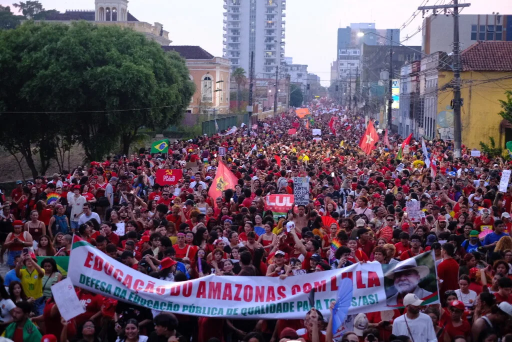 Mesmo sob fumaça e calor extremo, apoiadores de Lula ocupam as ruas do Centro de Manaus