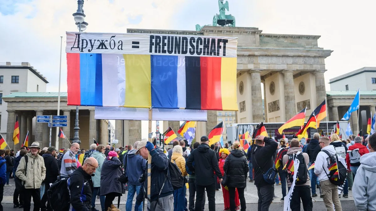 Demonstranten in Berlin: Goldene Benzinkanister: Demonstranten ziehen durch Berlin