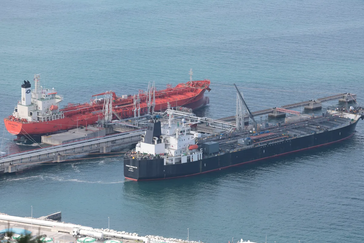 La venta de combustibles refinados a países vecinos dispara las exportaciones españolas en junio