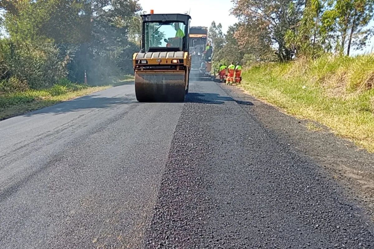 Rodovia do Paraná opera em pare-e-siga