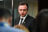 Mendonça cede em processos, mas mantém sigilo sobre celular de Vorcaro