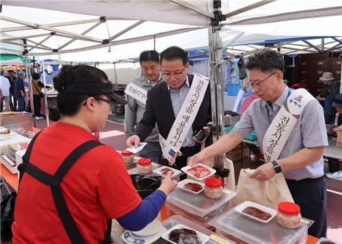 삼척 전통시장 장보기 300명 출동…명절 소비 살리기