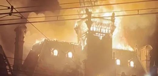 Frankreich: Der Moment, in dem das historische Rathaus von Limoges einstürzt