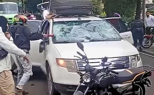 VIDEO Se registra riña entre automovilista y repartidores en Coapa; agresión fue ocasionada por presunto atropellamiento