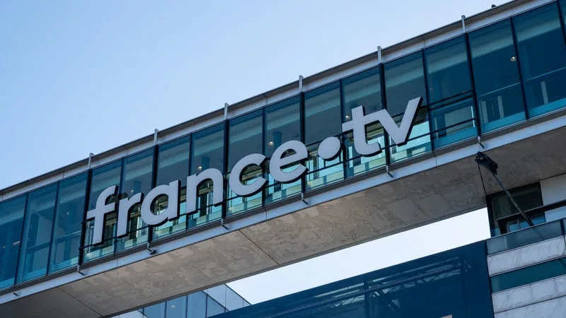 "Est-ce que l'on veut affaiblir cette industrie de la création qui emploie plus de monde que l'industrie automobile ?": la présidente de France Télévisions alerte sur la baisse des dotations de l'État