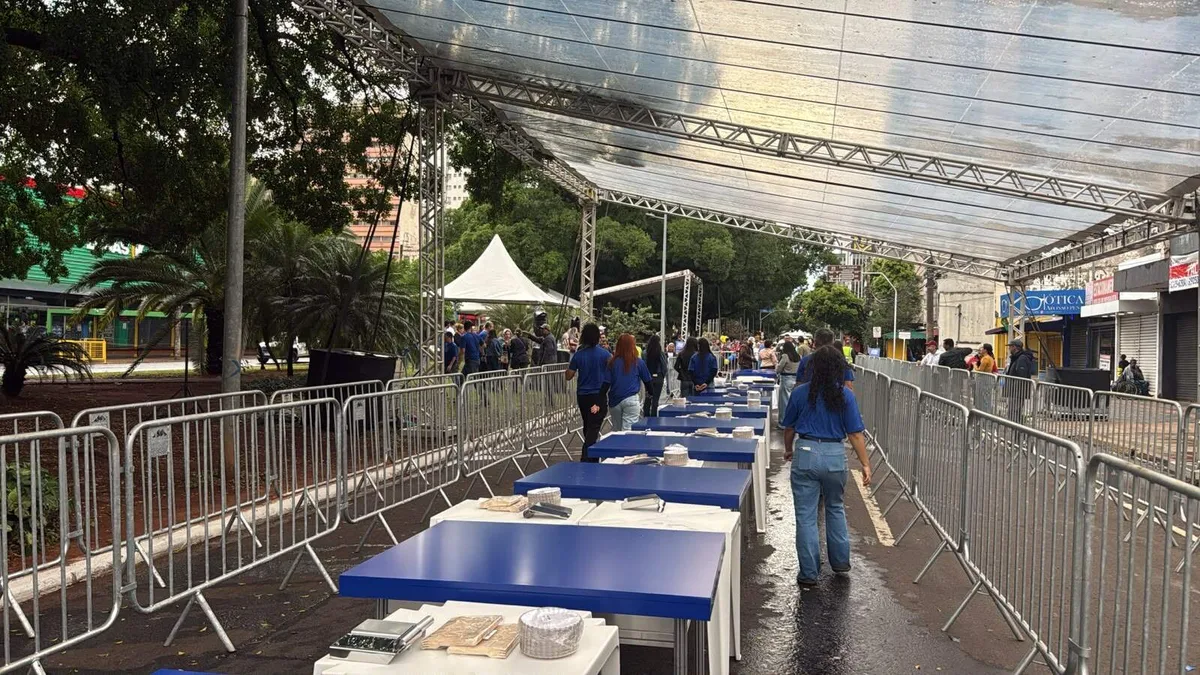 Tenda de 45 metros protege bolo gigante da chuva no aniversário da Capital