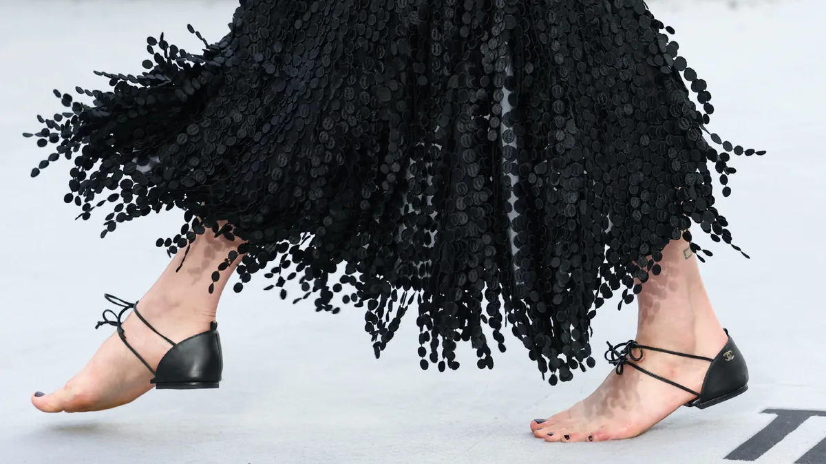 La polémica ¿sandalia? de Chanel que deja el pie semidescalzo llegó a la alfombra roja