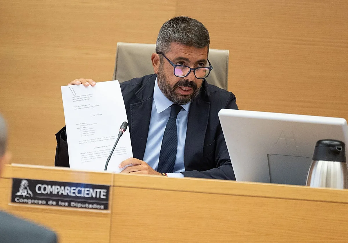 Mazón se persona como acusación en las causas por amenazas de muerte tras la dana