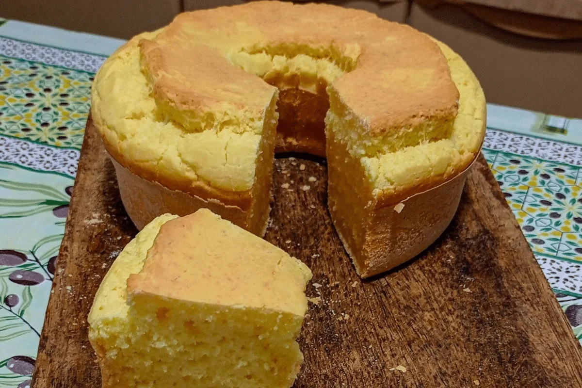 Bolo de pão de queijo: aprenda a fazer essa receita fofinha e fácil para o lanche da tarde